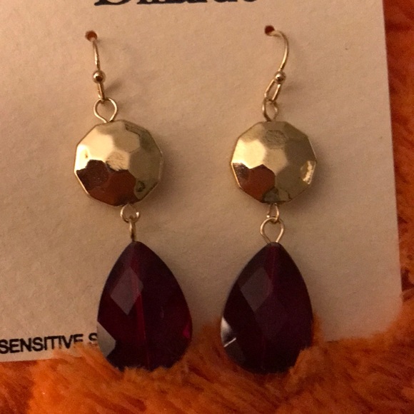 SOLD/Gorgeous Gold & Ruby Tone Earrings⭐️ - Picture 4 of 4
